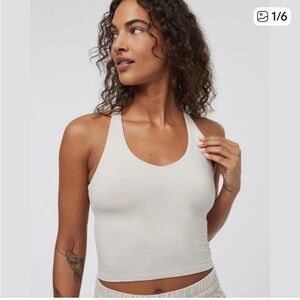 Vuori Halo Performance Crop Tank 2.0. in Ecru Heather Size Small.